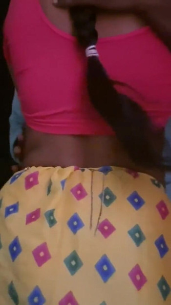 Isteri desi panas India mengongkek suami adik tirinya yang kecil | Klip 2