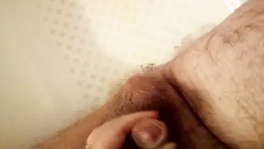 John pinkelt, während sie einen handjob bekommt