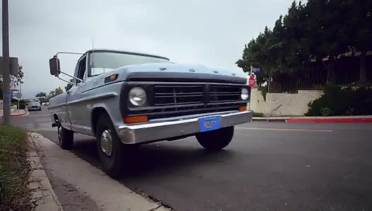 Orta yaşlı seksi kadın büyük zenci aç güzellik Jessie yeni iç çamaşırlarını sergiliyor