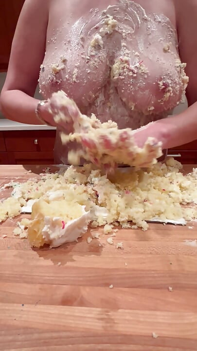배다른엄마가 거대한 젖탱이로 생일 케이크를 망쳐버렸어