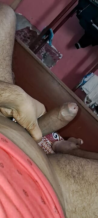 Băiat indian tânăr care se masturbează în pat noaptea.