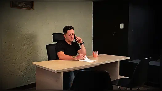 Kocaman Poposlu Güzel Latinalar İK Adamını İş Almak İçin Baştan Çıkarıyor