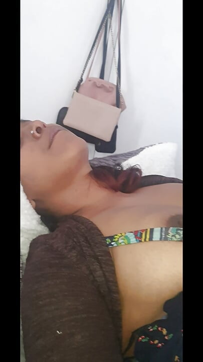 Compilation d'une MILF indienne plantureuse aux seins naturels