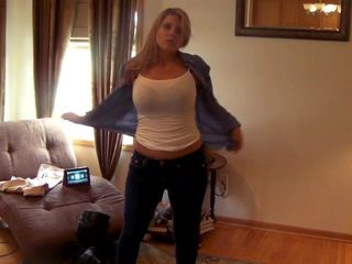 Sexy chelsea em camisa de botão e jeans apertados