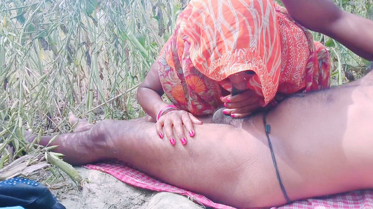 Bangali dehati  husband apne wife ko jungal me boudi chod diya.indian Desi Village viral Sex video.bhaiya bhabhi ko khet me pela