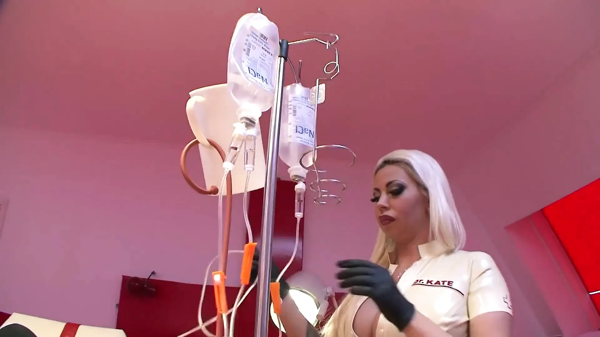 BDSM Domina sa Svojim Muškim Robovima Razbijaju Jaja i Pegging