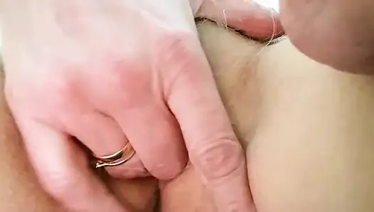 Küçük fışkırtmayı ve sonra parmaklarımı seviyorum
