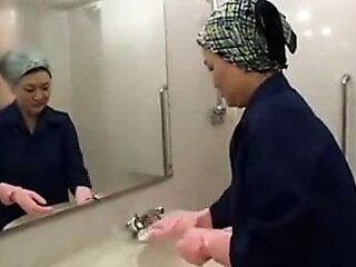 Giapponese paffuta matura donna delle pulizie