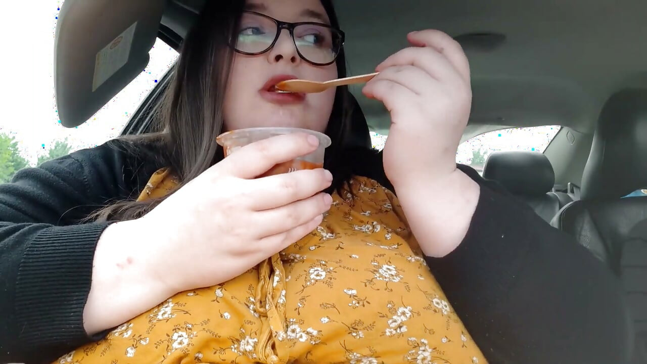 Ssbbw bbw se răsfață lingându-și degetele de la KFC