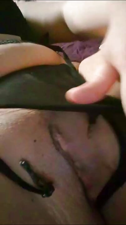 המורה עם התלבושת הסקסית מאוד בחדר שלה מאוננת