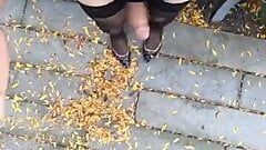 Кроссдрессер в нейлоновых каблуках и публичной мастурбации, китайский шмель