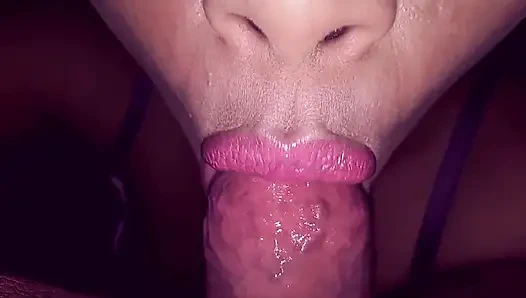 Я делаю захватывающий минет моему сводный брат с розовой губной помадой на его богатом члене, как он кончает в мой маленький рот