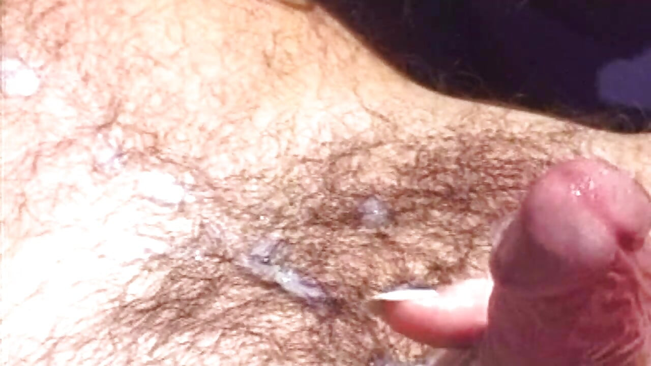 Sarışın orta yaşlı seksi kadın vahşi macerada açık havada emiyor ve sikişiyor