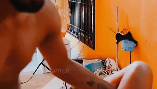 Gargi Raj'ın penisini emdi ve göğüslerini emdi.