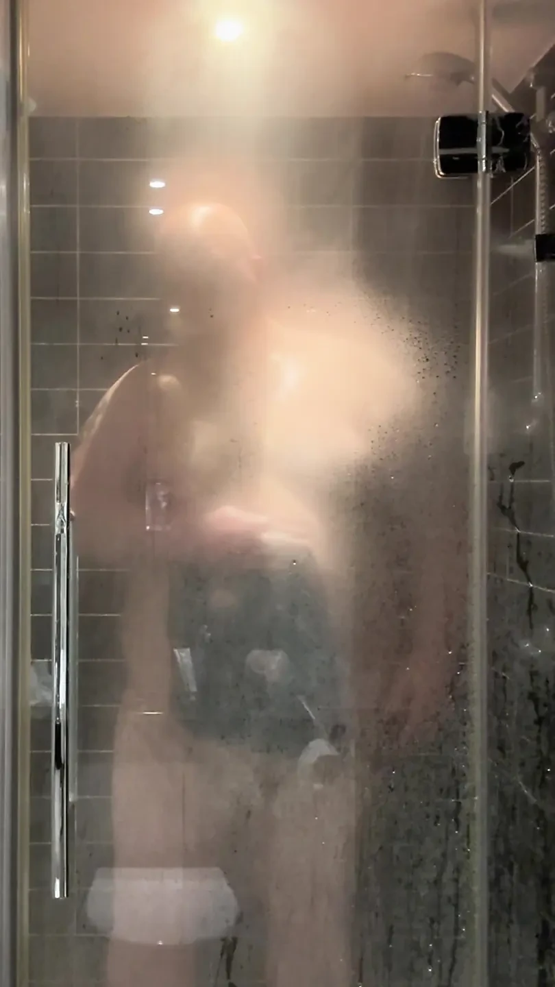 selbstbefriedigung-in-der-dusche-mit-bigbearfrankfurt-nackt-chubby