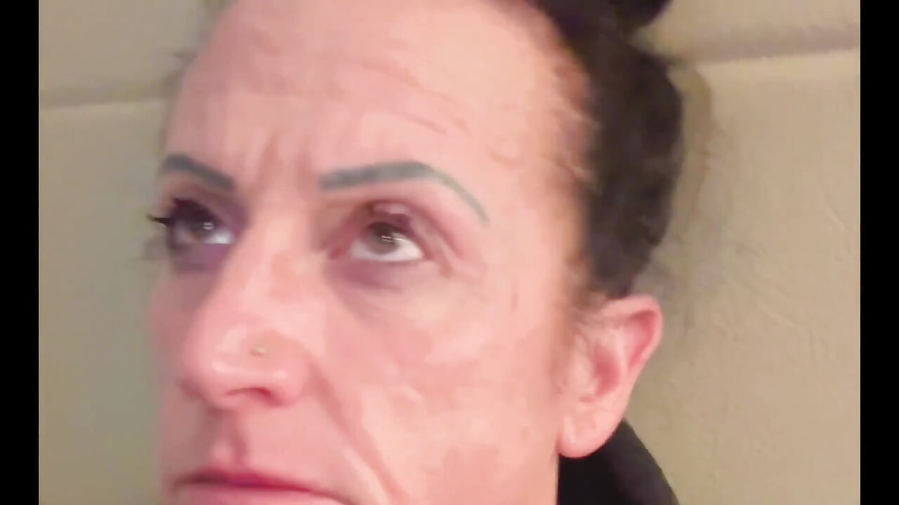Diosa estornuante congestionada detrás de escena cama hotel confesionario