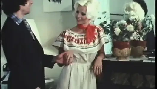 Sürtük iki adam tarafından sikiliyor ve dölleniyor nostaljik porno üçlü seks