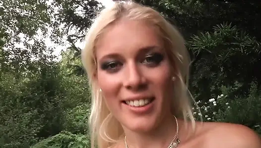 Blonde Lesben, Leidenschaftliche Fingerorgie Im Freien