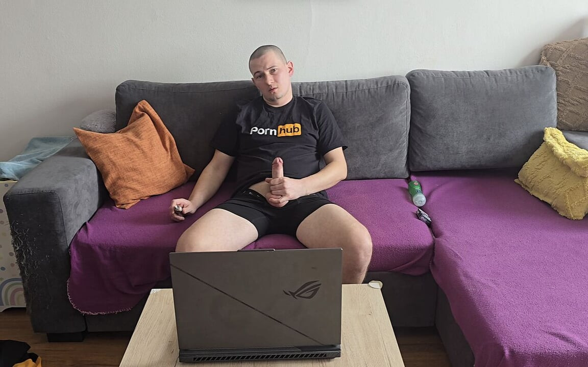 Yeni favori kıyafetimle porno izlemek beni çok azdırdı