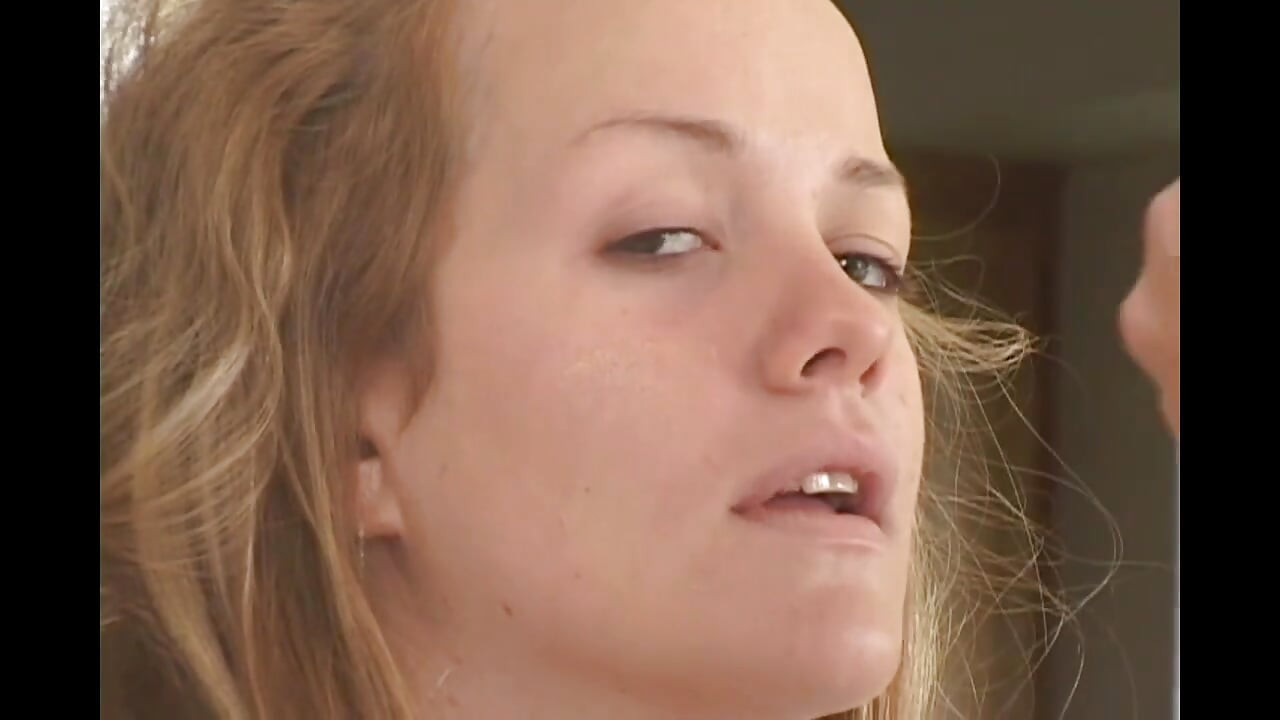 性感的年轻女孩喜欢大鸡巴插菊花