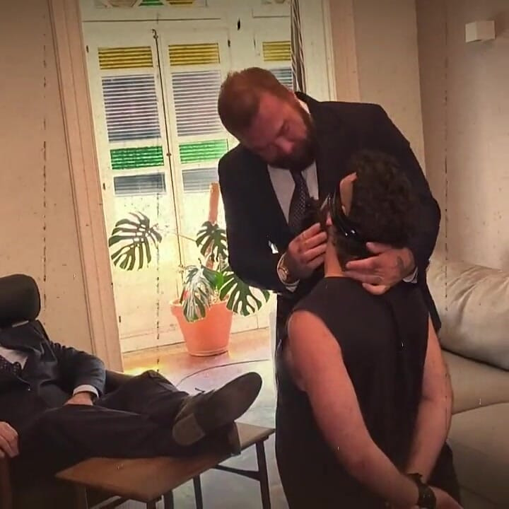 Seorang Pria Pengantar yang Tunduk