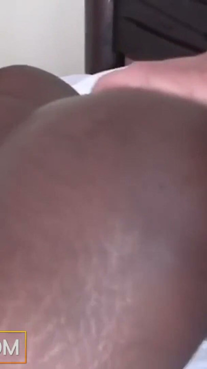 Botón en el culo de una teen negra petisa apretado mientras la empala una pija gigante del director de casting | Clip 1