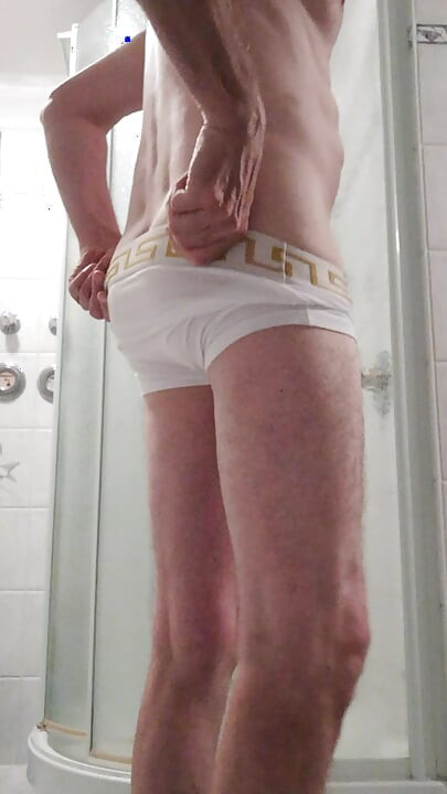 Desnudarse en el baño con el cockring alrededor de los huevos y correrse en el sofá del salón