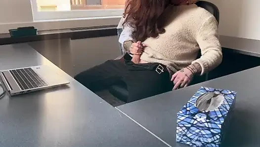 Sie lutscht und fickt chef, um ihren job zu retten