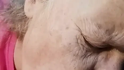 Schau zu, wie ich diesem typen einen blowjob gebe! Heiße MILf gibt einen blowjob!