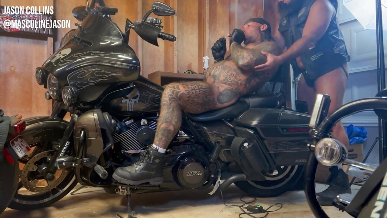 Obožavanje bootfootcocka s Oscarom Bearom na mom Harleyu