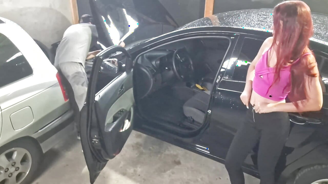 Młoda dziewczyna zabiera samochód do mechanika i pieprzy pracownika