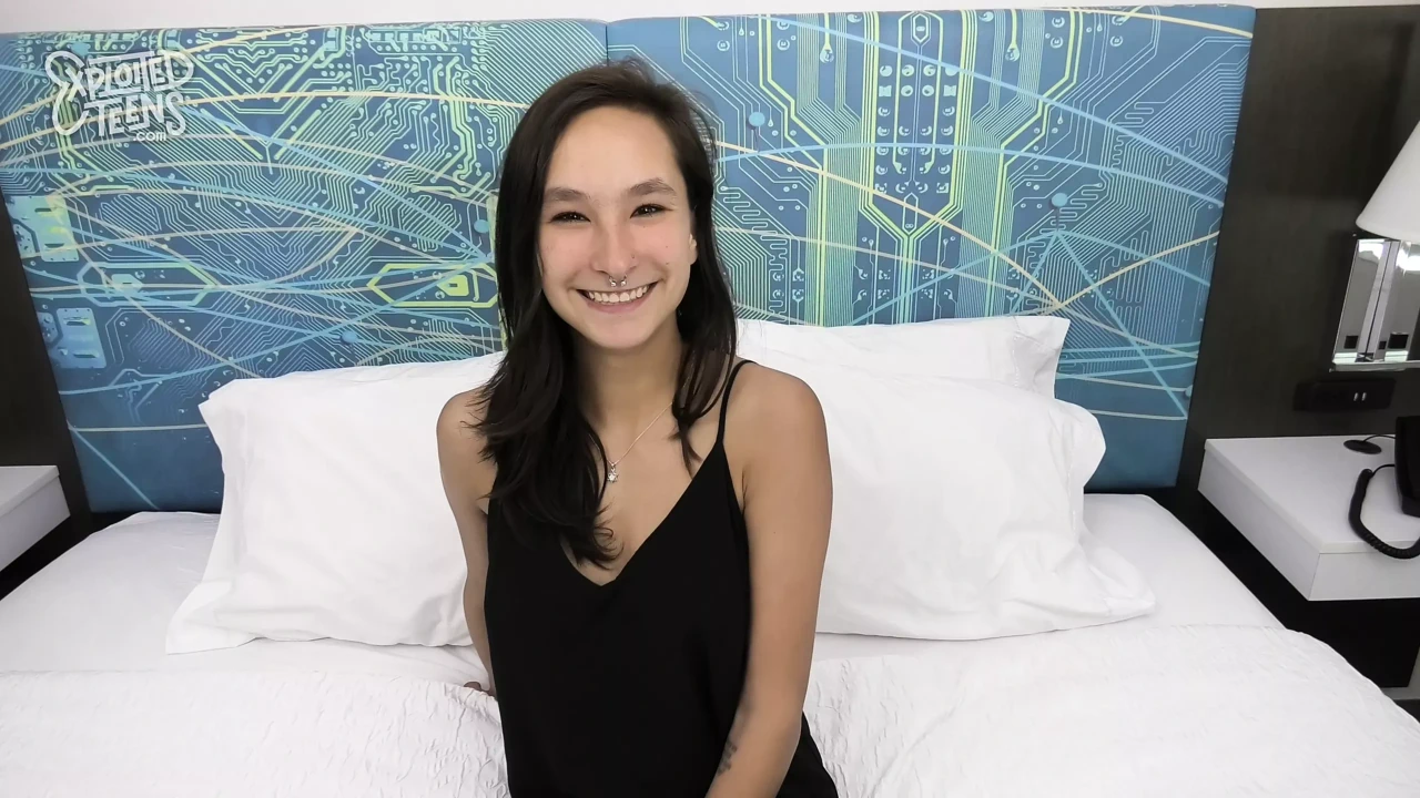 年轻苗条的业余爱好者吞下一个胖鸡巴