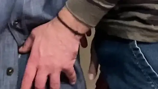 Edepsiz hobi! Yaşlı adam herkesin içinde mükemmel amcığını parmaklıyor
