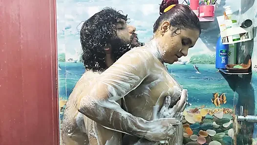 Mandi dan tekan romansa mandi
