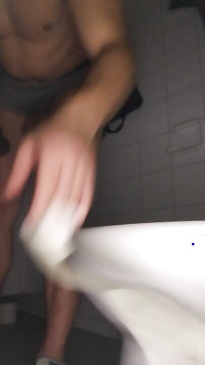 सार्वजनिक शौचालय को अलग किया गया, ग्लोरी होल ड्रिलिंग और प्रतीक्षा करने से ठीक पहले