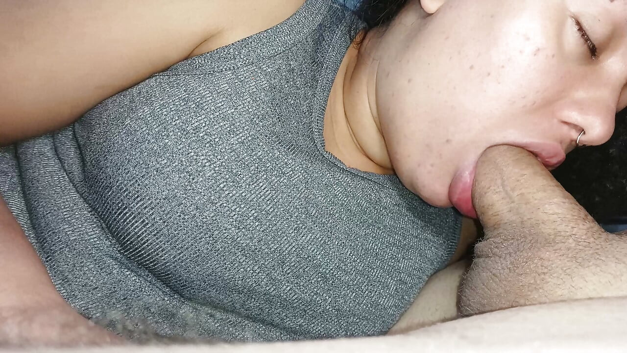 Blowjob bẩn thỉu nhất từ trước đến nay - lưỡi nhỏ không ngừng nghỉ của cô ấy lia qua lia lại hai bên.