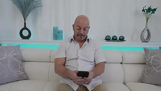 Onu seksle cezalandırıyor