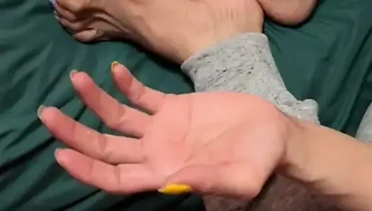 Melove küçük ayaklarını temizliyor ve tırnaklarını yapıyor