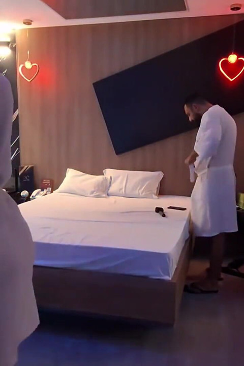 Rozgrzewka w motelu: Nicoly i blondynka transpłciowa tańczą i drażnią się!