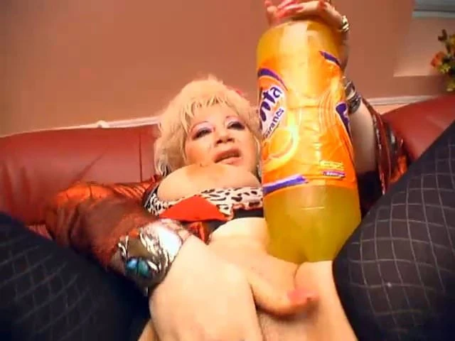 Granny Insterts 2L Fanta In Her Pussy