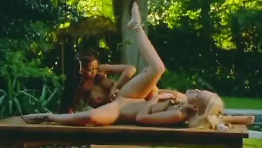 Lezbiyen pirsingli anal esneme - açık delikler ıslak