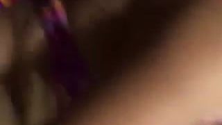 Mädchen fickt im Badezimmer (Video)