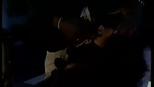 Lustvolles küken mit verbundenen augen würgt an einem mutierten schwanz und wird dann gefickt