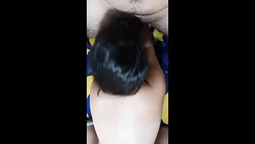Adik tiriku nyepong kontolku dalam posisi yang bikin aku sange, dia hot banget.