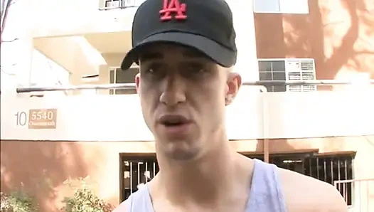 Büyük memeli orta yaşlı seksi kadın terli egzersizden sonra yarağa biniyor