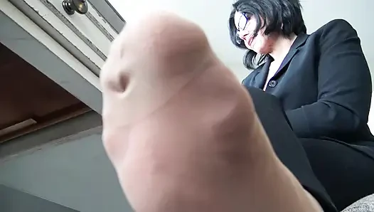 An den füßen meiner mit nylon gekleideten chefin ignoriert!