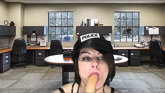 Polis memuru tutuklanan yarağı emiyor