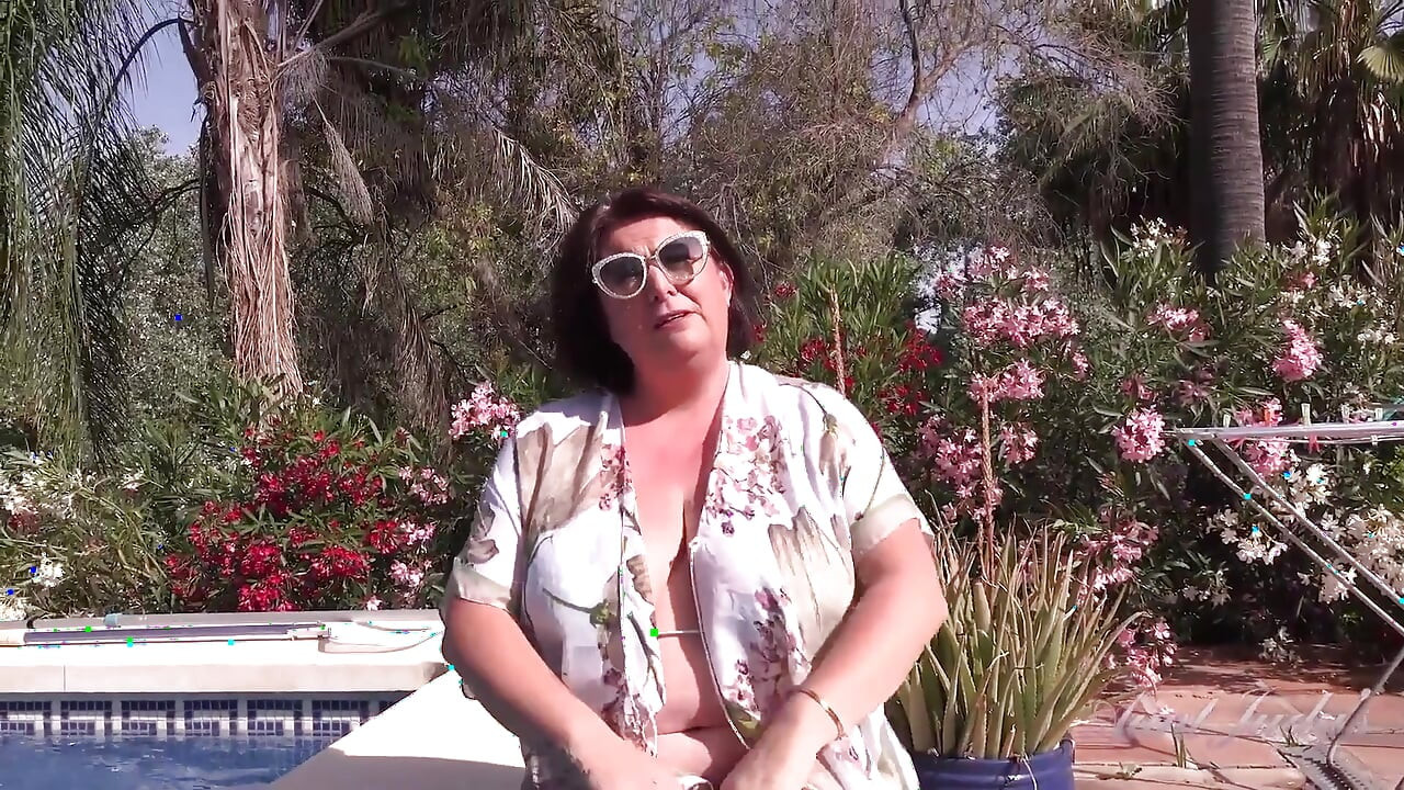 Auntjudys - un chat la piscină cu mama ta vitregă țâțoasă Jojo Robinson se transformă în instrucțiuni de masturbare tabu