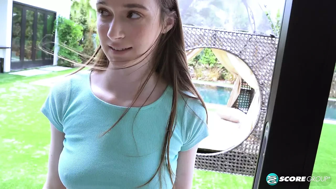 高挑少女Hazel以多种姿势和一个年长的男人做爱