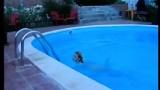 Seksi sürtük havuz başında sakso çekiyor ve çim sandalyesine boşalıyor